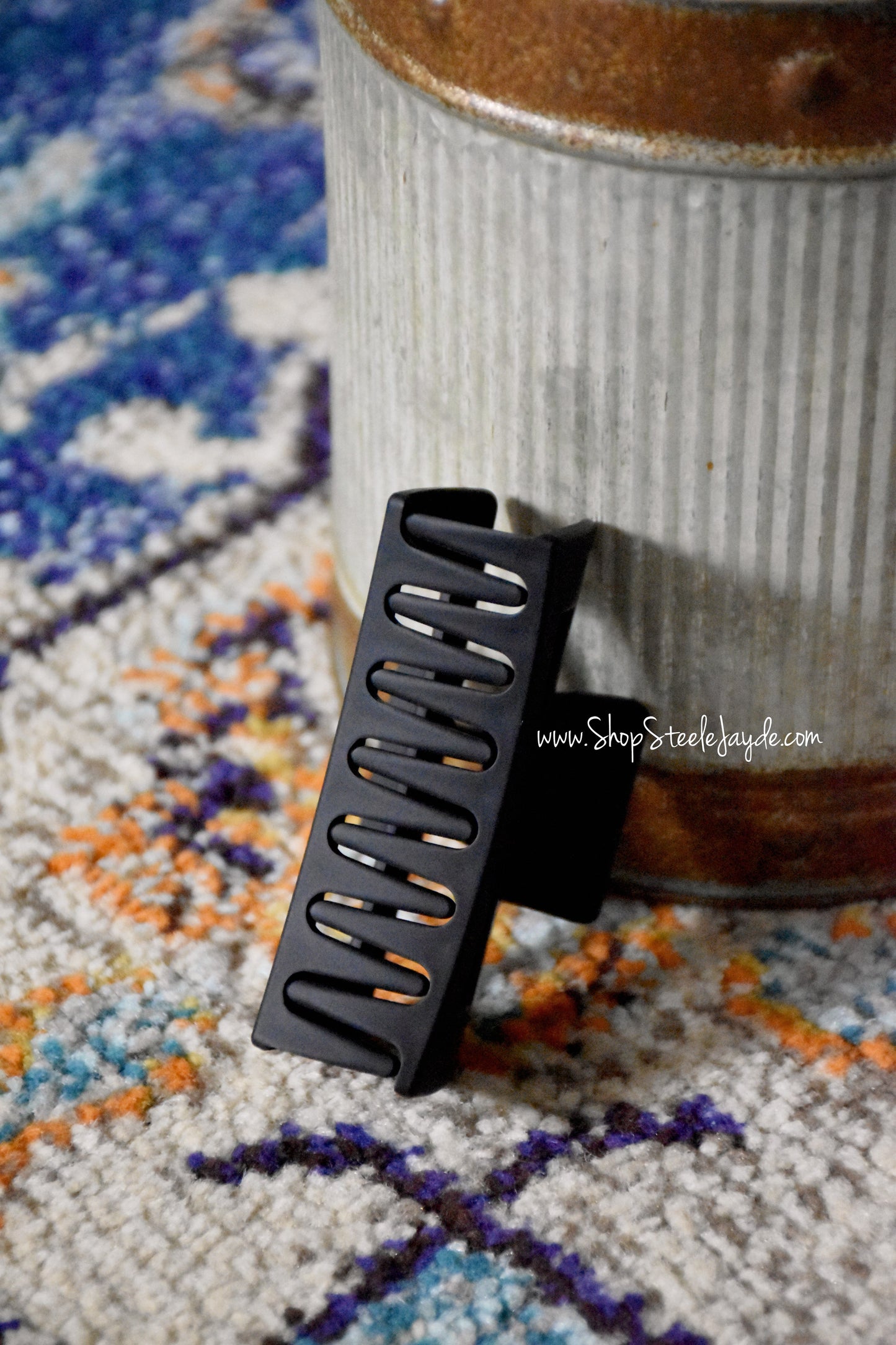 Retro Vibes Claw Clip {Black}