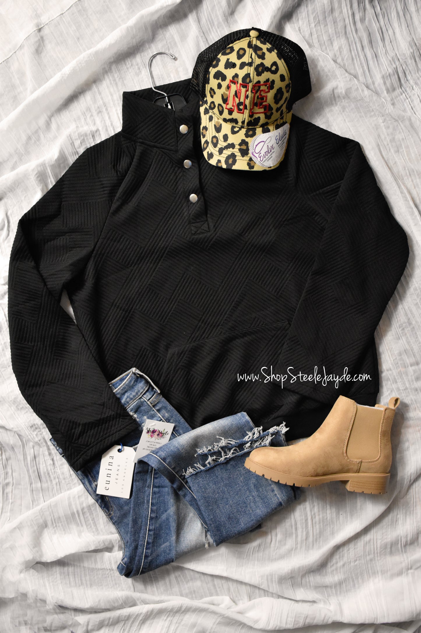 Savannah Textured Snap Pullover {Black}